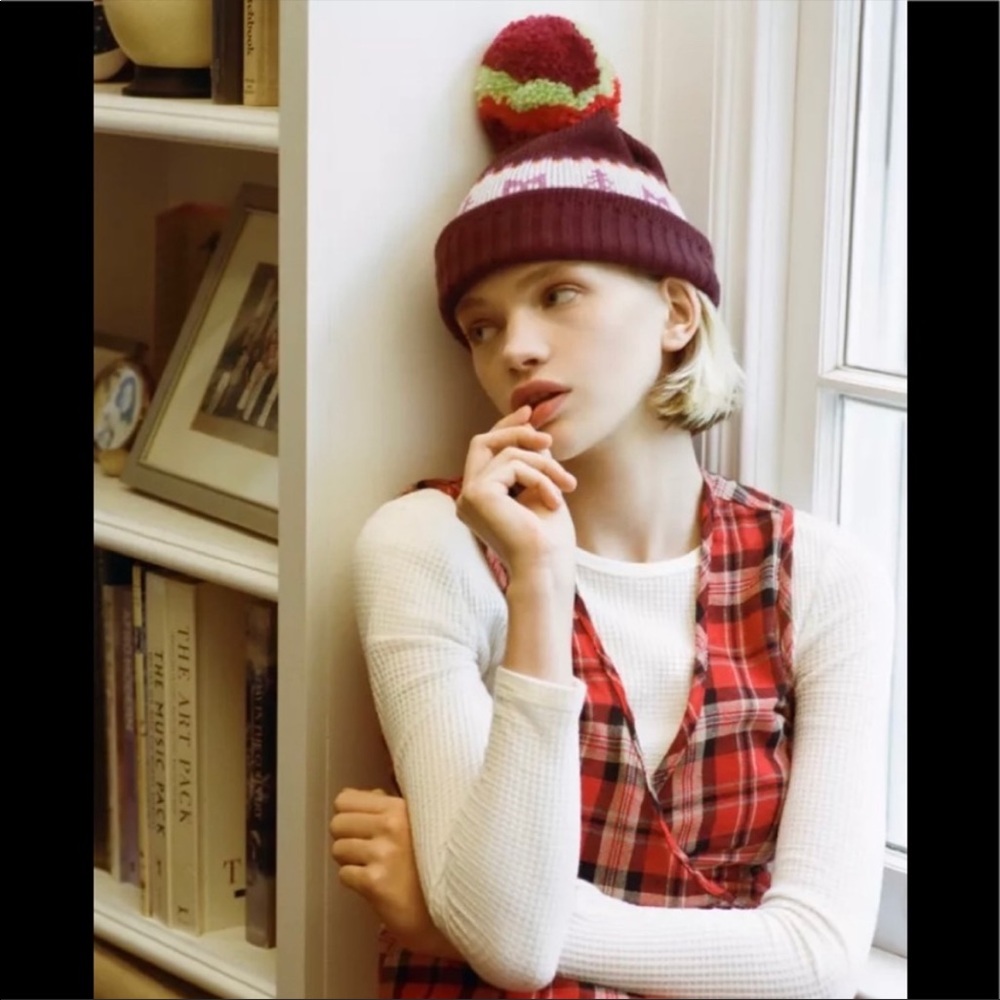 🆕NWT Urban Outfitters Owl Pompom Beanie